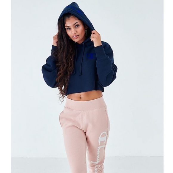 CHAMPION REVERSE WEAVE ARM SCRIPT CROP HOODIE - Picture 2 of 9